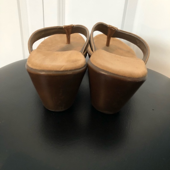 COPY - AEROSOLES gold sandals. Size 6 1/2 - Picture 3 of 4